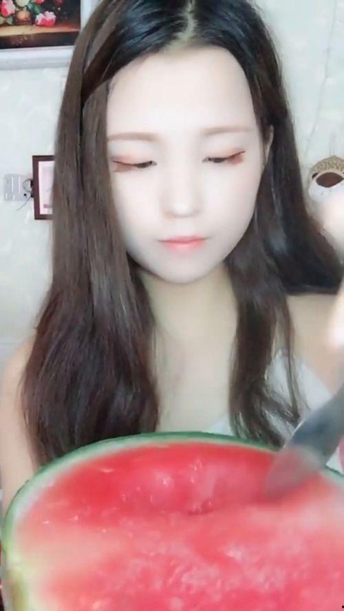 吃瓜小姐姐照片,揭秘吃瓜小姐姐的时尚风采