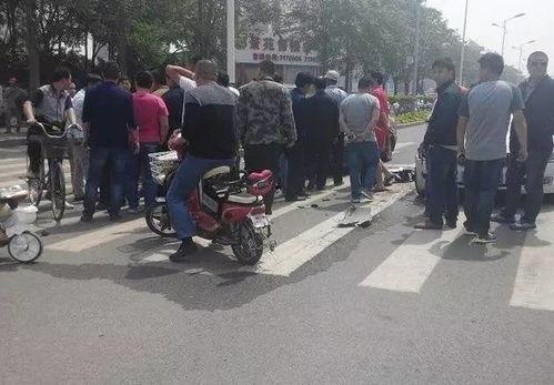 吃瓜群众看别人撞车,一幕幕撞车现场，惊心动魄的瞬间